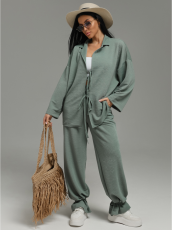 Изображение товара «Женский костюм (блузка+брюки) из жатки «Диана [оливковый]» арт 84789» из магазина «Ивановский-Текстиль.РФ»