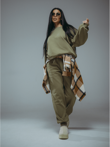 Изображение товара «Женский костюм (свитшот+брюки) из трикотажа диагональ «Калипсо [оливковый]» арт 85878» из магазина «Ивановский-Текстиль.РФ»