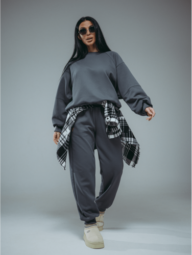 Изображение товара «Женский костюм (свитшот+брюки) из трикотажа диагональ «Калипсо [графит]» арт 85879» из магазина «Ивановский-Текстиль.РФ»